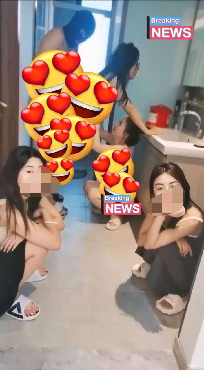 Openfans : 4Some crot 