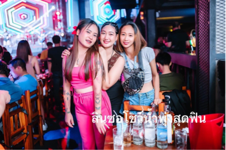 Openfans : 2สาวโชว์น้ำพุ่ง