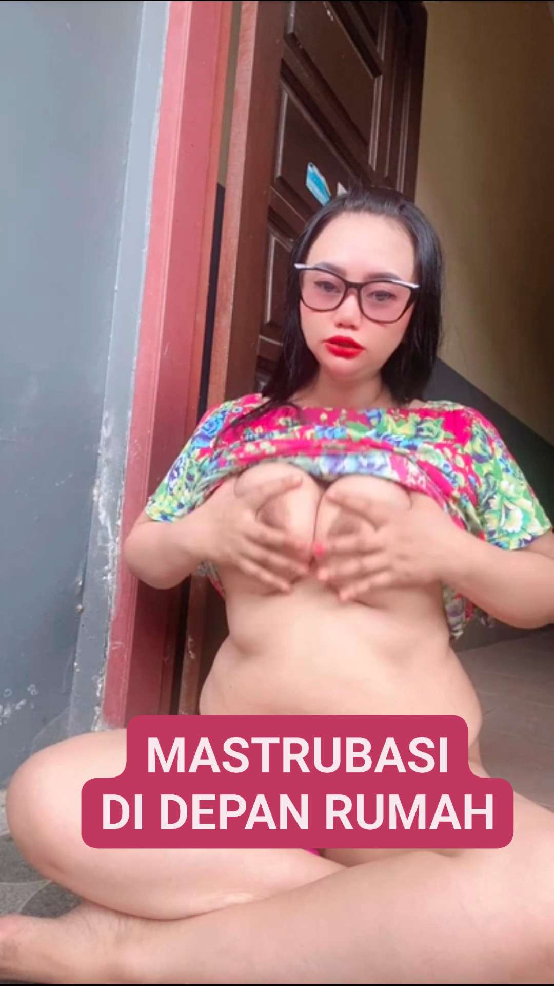 Openfans : di depan rumah